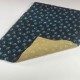 Detalle de la base de alfombra absorbente azul